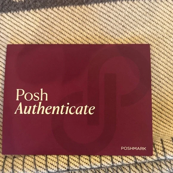 Gucci Authentication Card with Cream and Brown Accents - Picture 2 of 8